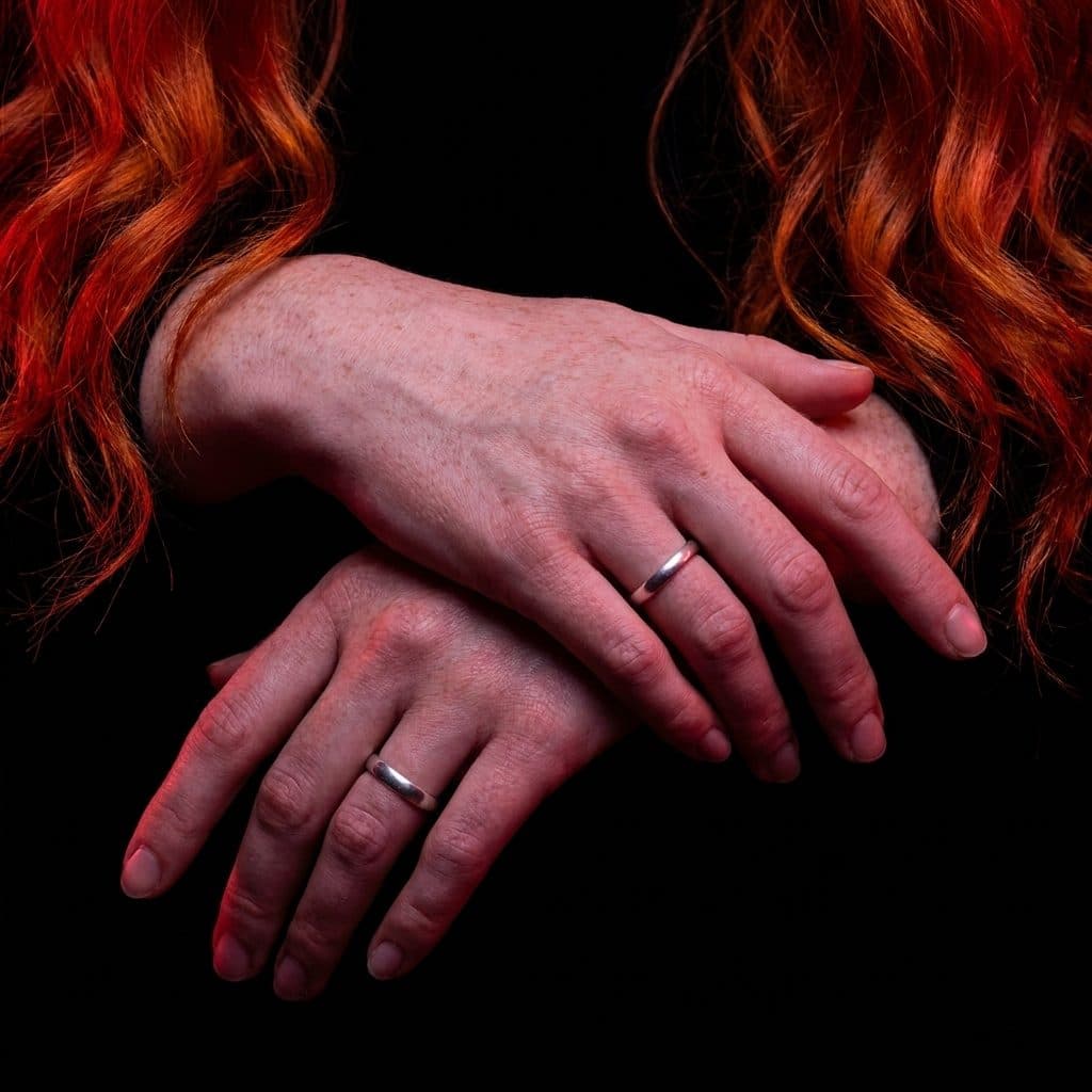 Detail des mains de Celeste